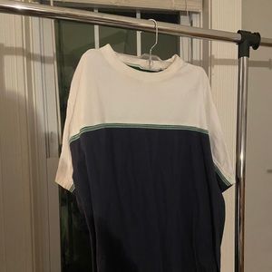 Short sleeve color blocking t-shirt.